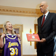 Illustration for article titled Kareem Abdul-Jabbar Gives Hillary Clinton the Stinkface